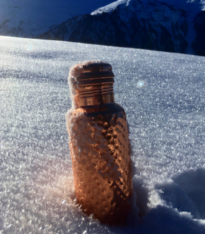 Bouteille Veda enfouie dans la neige Bouteille Veda enfouie dans la neige